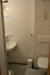 łazienka z toaletą i umywalką w obiekcie Gasthof Redl w mieście Oed