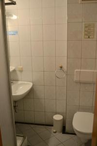 A bathroom at Gasthof Redl Még 7 kép
