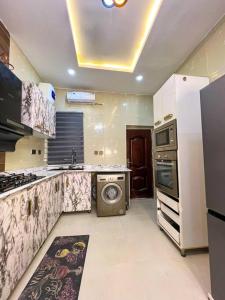 cocina con fregadero y lavavajillas en Luxury Charming 5Bed Duplex With Starlink wifi - Lekki, en Ikuata