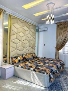 1 dormitorio con 1 cama grande en una habitación en Luxury Charming 5Bed Duplex With Starlink wifi - Lekki, en Ikuata