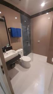 uma casa de banho com um WC, um chuveiro e um lavatório. em flavianohills em Lamongan