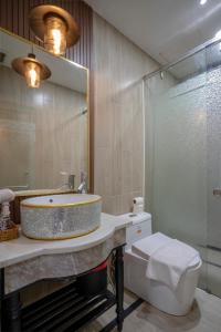 y baño con lavabo, aseo y espejo. en Zen Dream Home by Sazi, en Ho Chi Minh