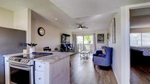 eine Küche und ein Wohnzimmer mit einer Arbeitsplatte und einem Zimmer in der Unterkunft Comfy 1-Bdrm Condo in Heart of Old Town Scottsdale in Scottsdale