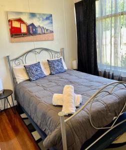 A bed or beds in a room at Rustic Retreat Esperance