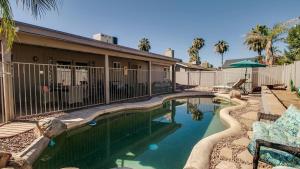 einem Pool vor einem Gebäude mit einem Haus in der Unterkunft Scottsdale Kierland 3 Bdrm with Sparkling Pool in Scottsdale