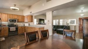 eine Küche und ein Wohnzimmer mit einem Tisch und Stühlen in der Unterkunft Scottsdale Kierland 3 Bdrm with Sparkling Pool in Scottsdale