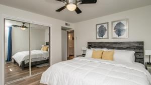 Postel nebo postele na pokoji v ubytování Cozy Arcadia Hideaway wCharm & Style