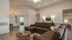 Χώρος καθιστικού στο Breathtaking Views and Htd Pool in Fountain Hills
