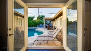 eine abgeschirmte Veranda mit 2 Stühlen und einem Pool in der Unterkunft Immaculate Home Near Old Town Scottsdale and ASU! in Scottsdale