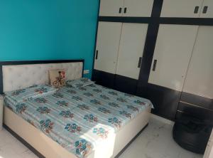 een bed met een dekbed in een slaapkamer bij Aradhyas Stay in Jaipur