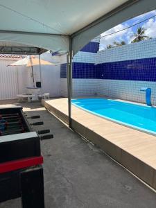 una piscina bajo una tienda con piscina en Cantinho da paz, en Marechal Deodoro