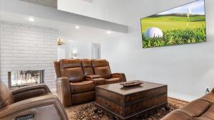 uma sala de estar com mobiliário de couro e uma televisão em Stunning 3-Bdrm in Great location wPool em Scottsdale