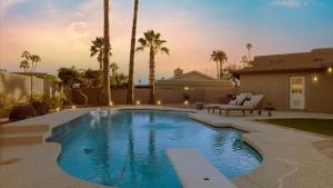 uma piscina num quintal com palmeiras em Stunning 3-Bdrm in Great location wPool em Scottsdale