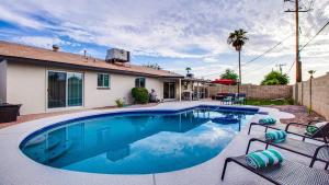 Πισίνα στο ή κοντά στο Amazing Modern Remodel Near Old Town with HEATED Pool