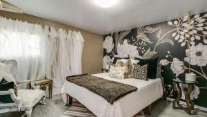 Ένα ή περισσότερα κρεβάτια σε δωμάτιο στο Designer Condo in Hip Zen Yard Midtown Phoenix