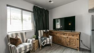 Μια τηλεόραση ή/και κέντρο ψυχαγωγίας στο Designer Condo in Hip Zen Yard Midtown Phoenix