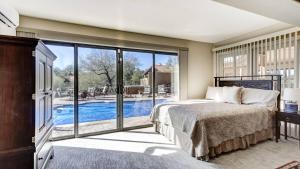 Voodi või voodid majutusasutuse Fountain Hills Gem with Pool and Great Views toas
