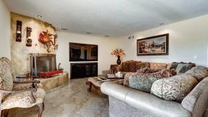 Istumisnurk majutusasutuses Fountain Hills Gem with Pool and Great Views