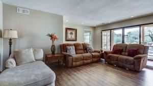 Istumisnurk majutusasutuses Fountain Hills Gem with Pool and Great Views