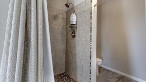 Vannituba majutusasutuses Fountain Hills Gem with Pool and Great Views