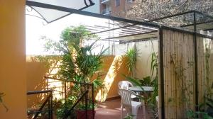 patio z roślinami, stołem i krzesłami w obiekcie Apartment con terraza 1 piso por escalera w BuenosAires