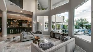 un soggiorno con divani, una cucina e una piscina di Stunning Private and Modern N Scottsdale Estate a Scottsdale