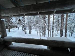 L'établissement Rauhallinen kelohuoneisto lähellä palveluita, Peacefull Log apartment at Ylläs en hiver