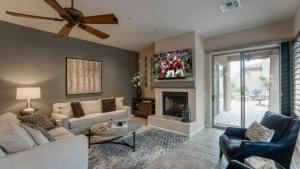 sala de estar con sofá y chimenea en Scottsdale - Grayhawk Luxury Vacation Home Rental, en Scottsdale