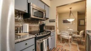 Η κουζίνα ή μικρή κουζίνα στο Charming 1-Bdrm Condo steps to Old Town Scottsdale
