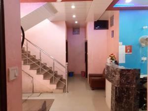 Manī Mājra的住宿－Hotel City Lodge , Chandigarh，大楼内带楼梯的走廊