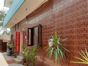 Manī Mājra的住宿－Hotel City Lodge , Chandigarh，前面有植物的红砖建筑