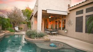 una casa con piscina di fronte a una casa di New listing Charming 4 bedroom with Pool a Peoria