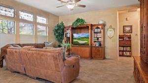 un soggiorno con divano e libreria di New listing Charming 4 bedroom with Pool a Peoria