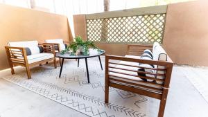 een patio met 2 stoelen en een tafel op een balkon bij Stylish Old Town 2 bdrm ground floor Condo in Scottsdale