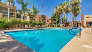 een zwembad met glijbaan in een resort bij Stylish Old Town 2 bdrm ground floor Condo in Scottsdale