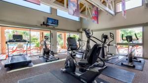 een fitnessruimte met verschillende loopbanden en crosstrainers bij Stylish Old Town 2 bdrm ground floor Condo in Scottsdale