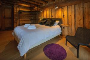 Un pat sau paturi într-o cameră la Chalet Melussac - OVO Network