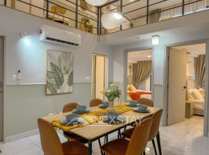- une salle à manger avec une table et des chaises dans l'établissement Arte Cheras KL Nordic Design Duplex by Nexstay, à Kuala Lumpur