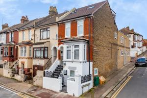 ein altes Backsteinhaus an einer Stadtstraße in der Unterkunft Pembroke Heights in Chatham