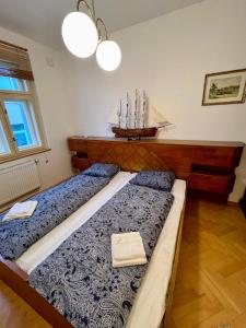 Tempat tidur dalam kamar di Retro Villa Prague 700sqm Indoor-Pool, Sauna, BBQ, table soccer