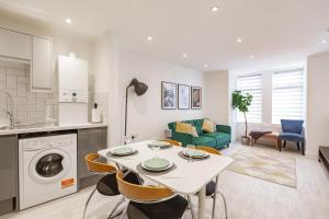 cocina y sala de estar con mesa blanca y sillas en Pembroke Heights en Chatham