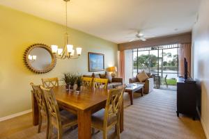 comedor y sala de estar con mesa y sillas en Positano Vacation Rental, en Lely Resort