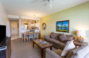 un salon avec un canapé et une table dans l'établissement Positano Vacation Rental, à Lely Resort