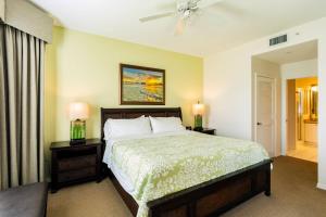 - une chambre avec un lit et 2 tables de nuit avec 2 lampes dans l'établissement Positano Vacation Rental, à Lely Resort 19 autres photos