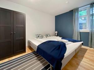City Center Getaway - Stavanger BnB 6 by Berti tesisinde bir odada yatak veya yataklar