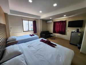 Postel nebo postele na pokoji v ubytování White Rose​ Hotel​ II​