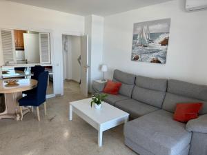 sala de estar con sofá y mesa en Lovely Newparadise, en Torremolinos