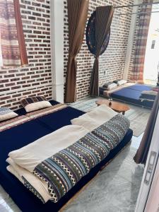 een kamer met 2 bedden met kussens erop bij Pura Homestay in Na Thôn
