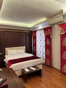 - une chambre avec un grand lit et des rideaux rouges dans l'établissement Napolyon hotel, à Istanbul