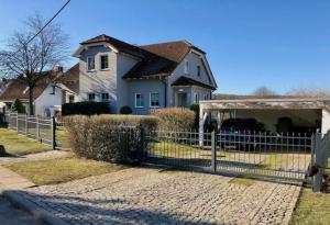 Idyllische Lage im Süden Erfurts في إرفورت: منزل به سياج أمام منزل
